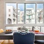 Central & Comfy Apartment With Veranda